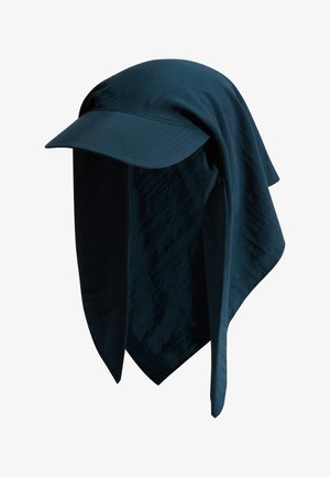 Dunkelblaues Cap mit verlängertem Überhang. Hergestellt aus weichem, leichtem Stoff, mit einem gebogenen Schirm und einer glatten Textur.