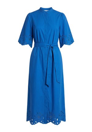 Blauwe midi-jurk met korte mouwen, eyelet kanten uitsnijdingen op de mouwen en zoom, knopen aan de voorkant en een stoffen ceintuur die in de taille is gestrikt.