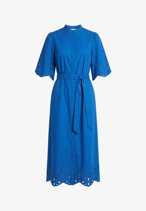 Blauwe midi-jurk met korte mouwen, eyelet kanten uitsnijdingen op de mouwen en zoom, knopen aan de voorkant en een stoffen ceintuur die in de taille is gestrikt.