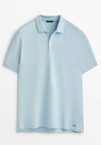 Lichtblauw poloshirt met korte mouwen, een twee-knopen knoopsluiting en een klein logolabel vlak bij de zoom, op een witte achtergrond.