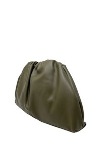 Olivově zelená kožená spojka s nařaseným designem, hladkou texturou a zaobleným siluetou pro strukturovaný, ale přitom uvolněný vzhled.