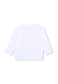 Witte lange mouwen t-shirt gemaakt van katoen. Zachte textuur, ronde halslijn, afgebonden mouwen en een rechte snit. Minimalistisch ontwerp zonder prints.