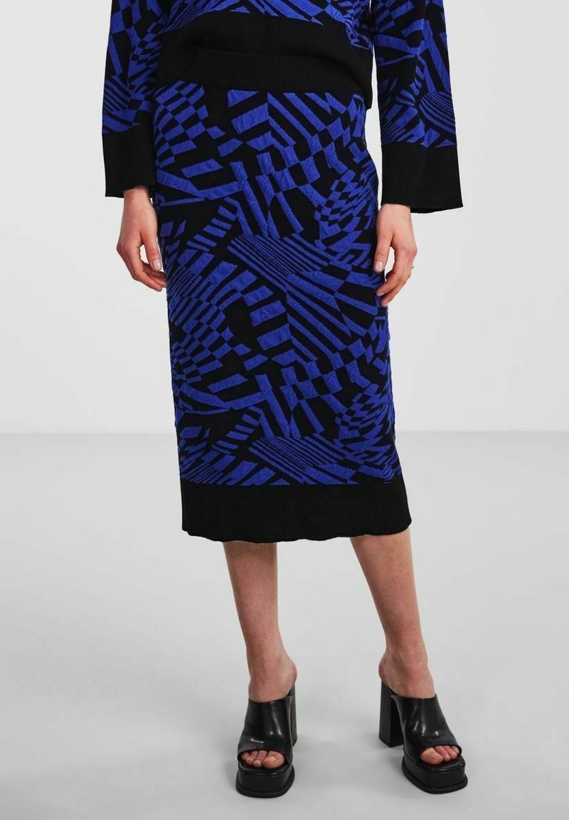 Pletené šaty v živém modro-černém designu s geometrickými vzory. Mají přiléhavý střih a žebrované detaily v oblasti pasu a rukávů.