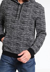 Svart och gråspräcklig huoodie med en texturerad yta, som har en framsidan känguruficka samt svarta ribbade manschetter och nederkant.