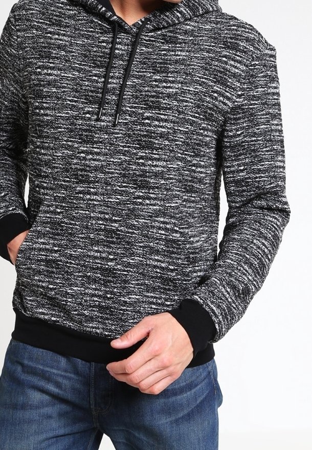 Svart och gråspräcklig huoodie med en texturerad yta, som har en framsidan känguruficka samt svarta ribbade manschetter och nederkant.