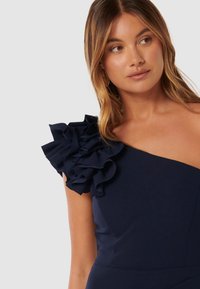 Forever New LEANNE ONE SHOULDER RUFFLE DRESS - Koktajl obleka/za zabavo - navy
