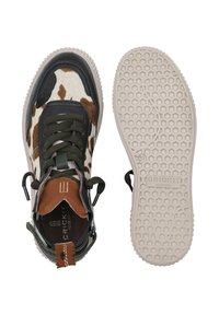 Sneaker alta con una combinazione di pelo animalier e pelle nera. Lacci verde oliva e una suola texturizzata a nido d'ape.