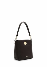 Borsa a mano in pelle marrone scuro, di forma quadrata, con manico corto, dettagli in metallo dorato e una placca con logo sul fronte. Chiusura a zip superiore.