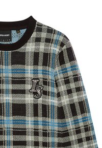 Sweater mit schwarz-grau-blauer Karomusterung, ausgestattet mit einem gerippten Rundhalsausschnitt und einem gestickten Logodetail auf der Brust.