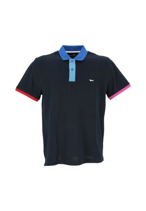 Polo blu navy con colletto e patta dei bottoni blu, rifinitura rossa sulla manica sinistra, rifinitura rosa sulla manica destra e piccolo logo di un cane bianco sul petto.