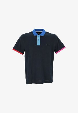 Polo blu navy con colletto e patta dei bottoni blu, rifinitura rossa sulla manica sinistra, rifinitura rosa sulla manica destra e piccolo logo di un cane bianco sul petto.