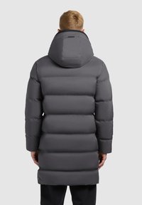 Szara kurtka puchowa z kapturem, o pikowanej strukturze i dłuższym fasonie, gładkiej fakturze oraz minimalistycznym stylu.