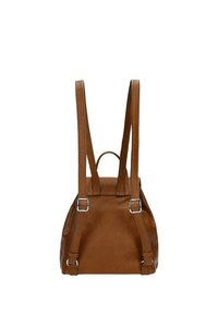 Zaino in pelle marrone con due spallacci regolabili, finitura texturizzata e accenti in metallo argentato. Forma rettangolare compatta.