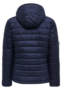 Granatowa pikowana kurtka z kapturem, z boczną kieszenią na zamek, uszyta z gładkiego, wodoodpornego materiału.