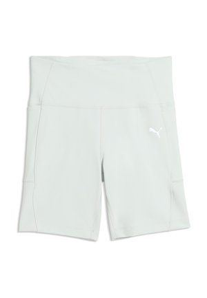 Jasnoszare krótkie spodenki sportowe z wysokim stanem i małym białym logo Puma na prawym udzie, ułożone na płasko na białym tle.