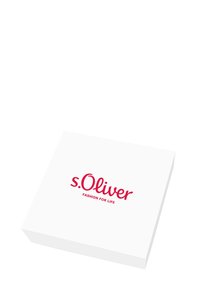 Caja blanca con un acabado mate, con el logo de s.Oliver en rojo y el texto "MODA PARA LA VIDA", ubicado de manera central en la tapa.