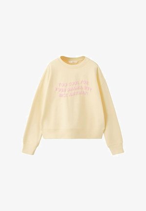 Sweat-shirt jaune clair à col rond avec manches longues et texte rose indiquant "TROP COOL POUR VOS DRAMES MAIS QUAND MÊME SYMPA !" sur le devant.