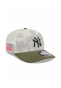 Camo-Muster Kappe mit beigem Netzrücken, olivgrünem Schirm und schwarzem gesticktem NY-Logo; verfügt über ein Patch der amerikanischen Flagge an der Seite.