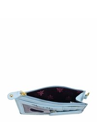 Lichtblauwe portemonnee met een ritsluiting. Het interieur heeft een donker patroon met bloemen. Bevat een doorzichtige ID-venster en gouden hardware accenten.