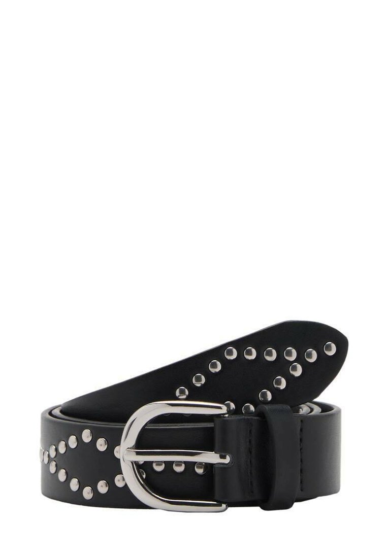 Zwarte leren riem met een zilveren metalen gesp, voorzien van een rij ronde studs langs de riem voor decoratieve details. Plat en glad oppervlak.