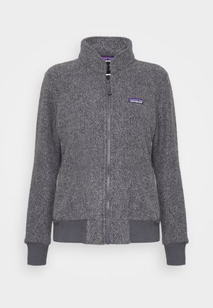 Veste polaire Patagonia grise zippée intégralement, avec col montant, poignets et ceinture côtelés, présentée sur fond blanc uni.