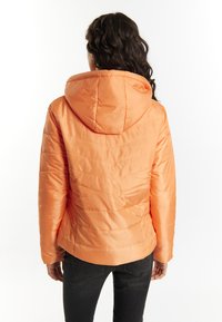Orange puffjacka med huva, med en vadderad design och horisontella sömmar. Tyget verkar jämnt och glansigt.
