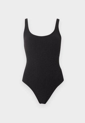 Costum de baie întreg negru, cu țesătură texturată, decolteu rotund și bretele de lățime medie, pe un fundal simplu, deschis.