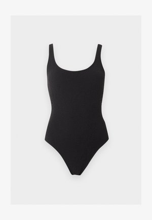 Costum de baie întreg negru, cu țesătură texturată, decolteu rotund și bretele de lățime medie, pe un fundal simplu, deschis.