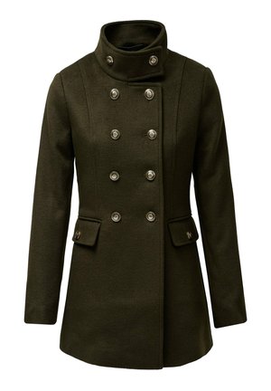Abrigo de lana verde oliva oscuro con un cuello alto, diseño de doble botonadura, botones plateados y bolsillos laterales. Corte ajustado con una textura suave.