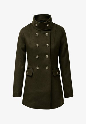 Abrigo de lana verde oliva oscuro con un cuello alto, diseño de doble botonadura, botones plateados y bolsillos laterales. Corte ajustado con una textura suave.
