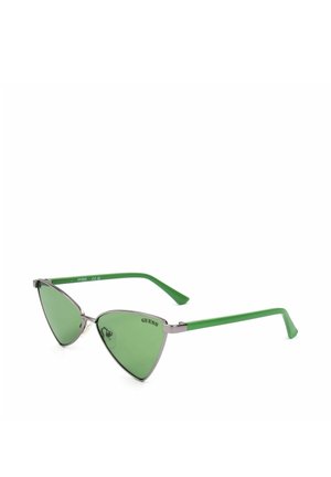 Occhiali da sole a forma di occhi di gatto con lenti verdi sfumate e aste verdi, montatura in metallo e il marchio Guess nell'angolo superiore della lente.