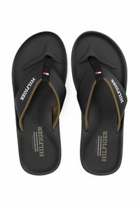 Infradito nere con finitura opaca, suola in gomma e plantare testurizzato. Presentano una cinghia nera con il logo 'HILFIGER' e dettagli in rosso, bianco e blu.