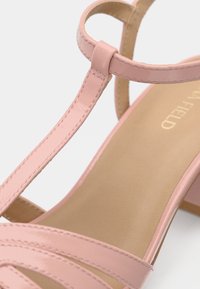 Ροζ σανδάλι με τακούνι από πατέντα δέρμα, με πολλαπλούς ιμάντες, λεπτό ιμάντα στον αστράγαλο και λείο, μπεζ πάτο.