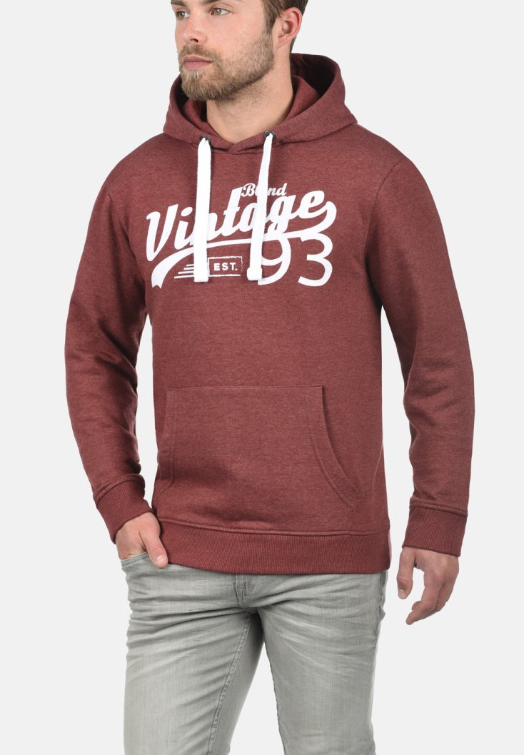 Bordová mikina s kapucňou a bielym nápisom "Vintage 93." Obsahuje kangaroo vrecko a šnúrky na stiahnutie. Mäkká látka s rebrovanými manžetami a spodným okrajom.