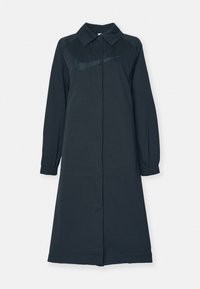 Czarny długi płaszcz z kołnierzykiem, z przodem na guziki, elastycznymi mankietami oraz subtelnym logo Nike na piersi.