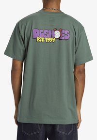 DC Shoes ITS TIME - T-shirts print - bpg dark forest