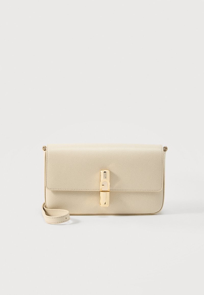 Beige Leder-Umhängetasche mit Klappe, goldenem rechteckigem Verschluss und verstellbarem Riemen, vor weißem Hintergrund.