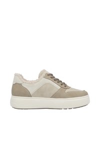 Baskets beige clair et taupe avec une tige en daim texturé et un col en fausse fourrure. Comprend des lacets ronds et une semelle en caoutchouc blanche.