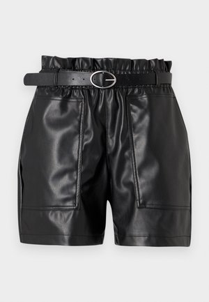 Crne kratke hlače od umjetne kože s elastičnim pojasom, glatkom teksturom i dva prednja džepa, upotpunjene uskim remenom sa srebrnom kopčom.