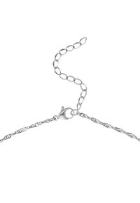 Collana in argento con un design texturizzato e attorcigliato. Presenta un gancio a lucertola e una catena regolabile con anelli ovali per variazioni di misura.
