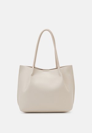 Bolso tote de cuero beige con dos asas para el hombro, textura suave y diseño de apertura superior. Presenta un estilo minimalista sin herrajes visibles.