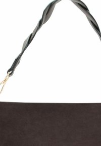 Borsa in suede marrone scuro con una texture liscia, dotata di una tracolla grigia intrecciata e una fibbia dorata. Design minimalista e forma rettangolare.