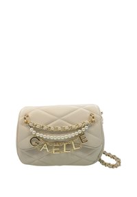 Borsa a tracolla beige trapuntata con catena dorata, dettagli in perle e una targhetta dorata "GAELLE" sul davanti. Forma rettangolare, texture liscia.