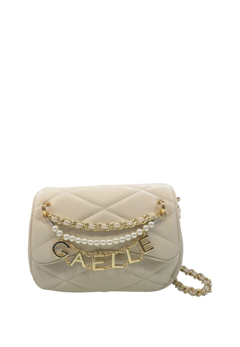 Borsa a tracolla beige trapuntata con catena dorata, dettagli in perle e una targhetta dorata "GAELLE" sul davanti. Forma rettangolare, texture liscia.
