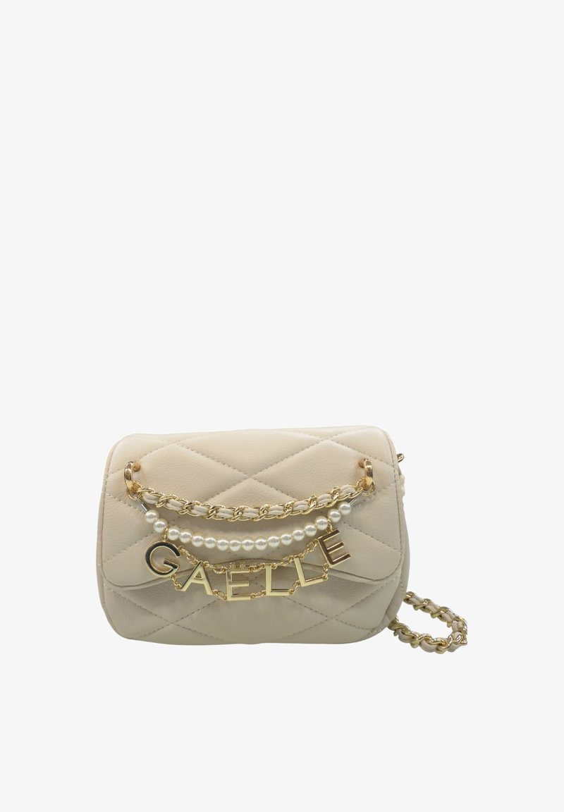 Borsa a tracolla beige trapuntata con catena dorata, dettagli in perle e una targhetta dorata "GAELLE" sul davanti. Forma rettangolare, texture liscia.