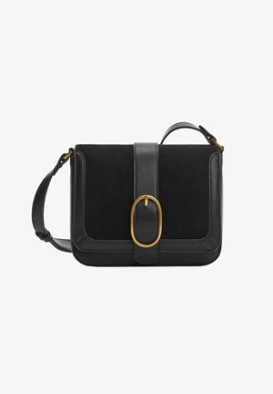 Bolso de cuero negro tipo bandolera con correa ajustable, cierre de solapa y gran hebilla ovalada dorada en la parte delantera.