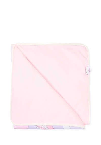 Couverture douce pour bébé pliée, montrant le côté rose pastel avec bord crème et une face inférieure partiellement visible à motifs aux couleurs claires.