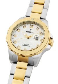 Quarz Uhr mit einem zweifarbigen Metallband (Gold und Silber), runder Gehäuse, Zifferblatt aus weißem Perlmutt und mit diamantähnlichen Akzenten verziert.