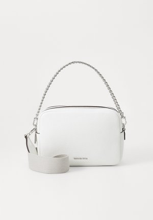 Borsa a tracolla bianca in pelle con manico a catena e tracolla in tessuto. Forma rettangolare con superficie testurizzata e chiusura con zip. Accenti in argento.