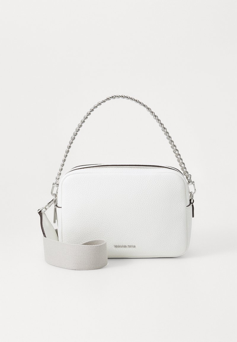 Vit läder crossbody-väska med kedjehandtag och tygrem. Rektangulär form med texturerad yta och dragkedjestängning. Silverfärgade detaljer.